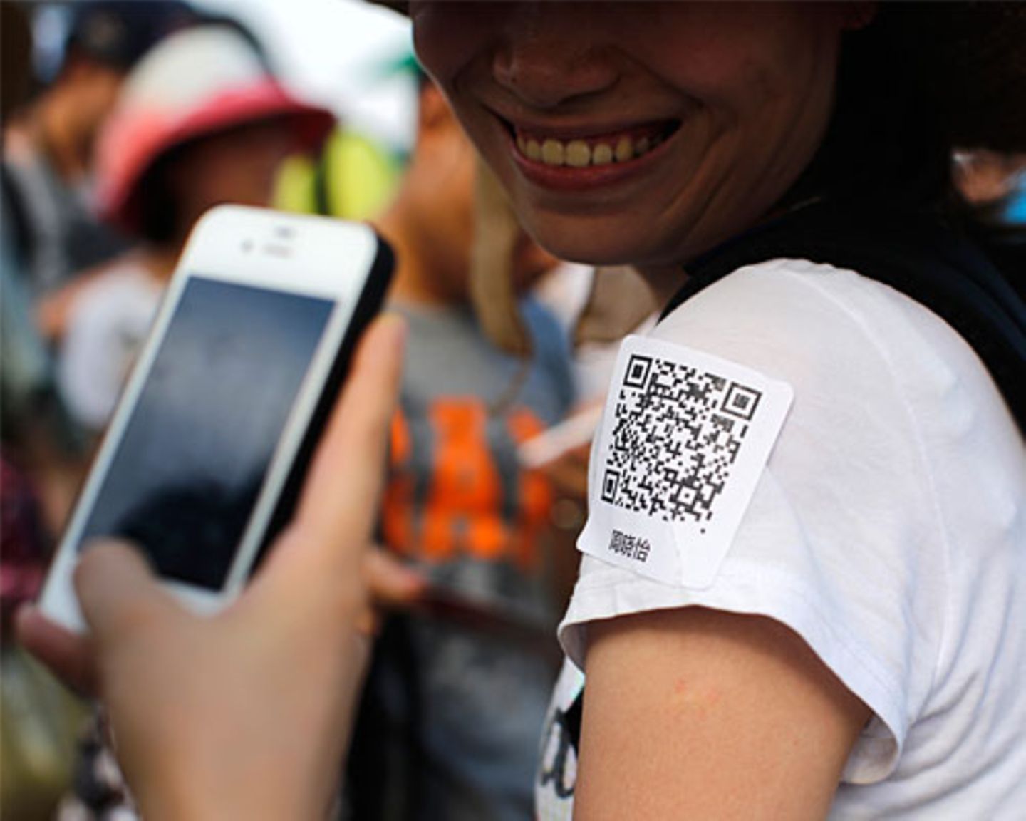 Bei einem Single-Event am Strand von Shanghai scannt ein Mann mit seinem Handy den QR-Code, den eine junge Frau auf ihr T-Shirt geklebt hat. So kommt er an ihre persönlichen Daten. Frauen, die bis zu ihrem dreißigsten Geburtstag nicht geheiratet haben, werden in China als "Sheng Nu" bezeichnet – als übriggebliebene Frau, alte Jungfer. Um diesem Ruf zu entkommen, nehmen viele Mittzwanziger an zahllosen Flirt-Veranstaltungen und Blind Dates teil.