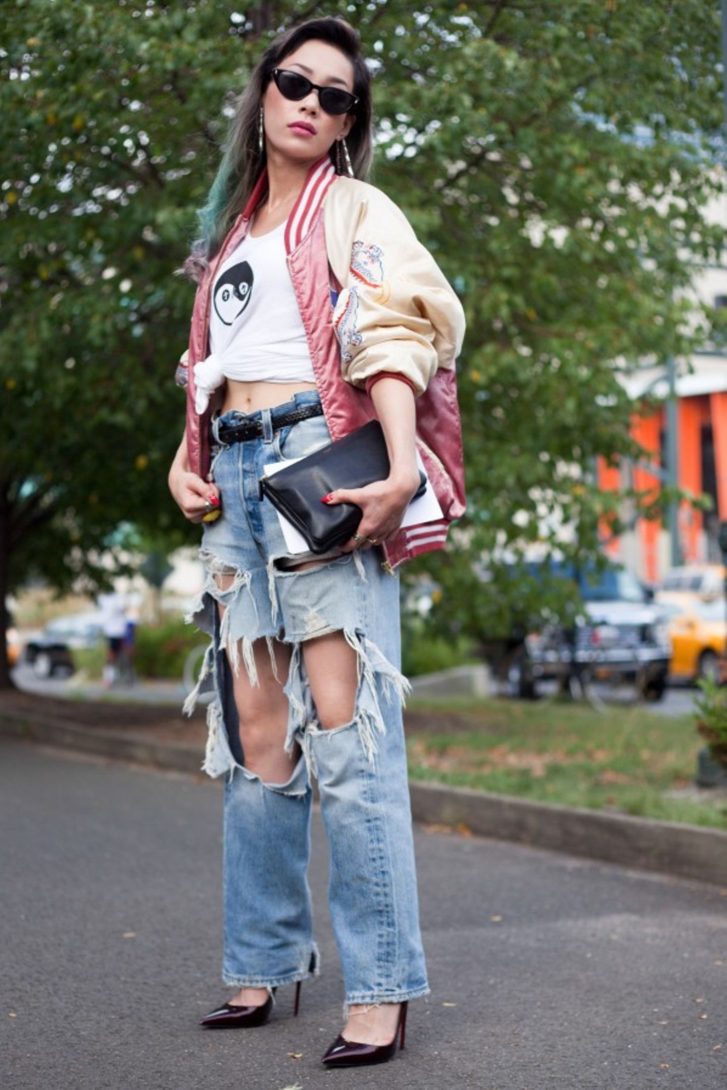 Die Steigerung des Destroyed-Looks: Jeans mit riesigen Löchern an den Knien.