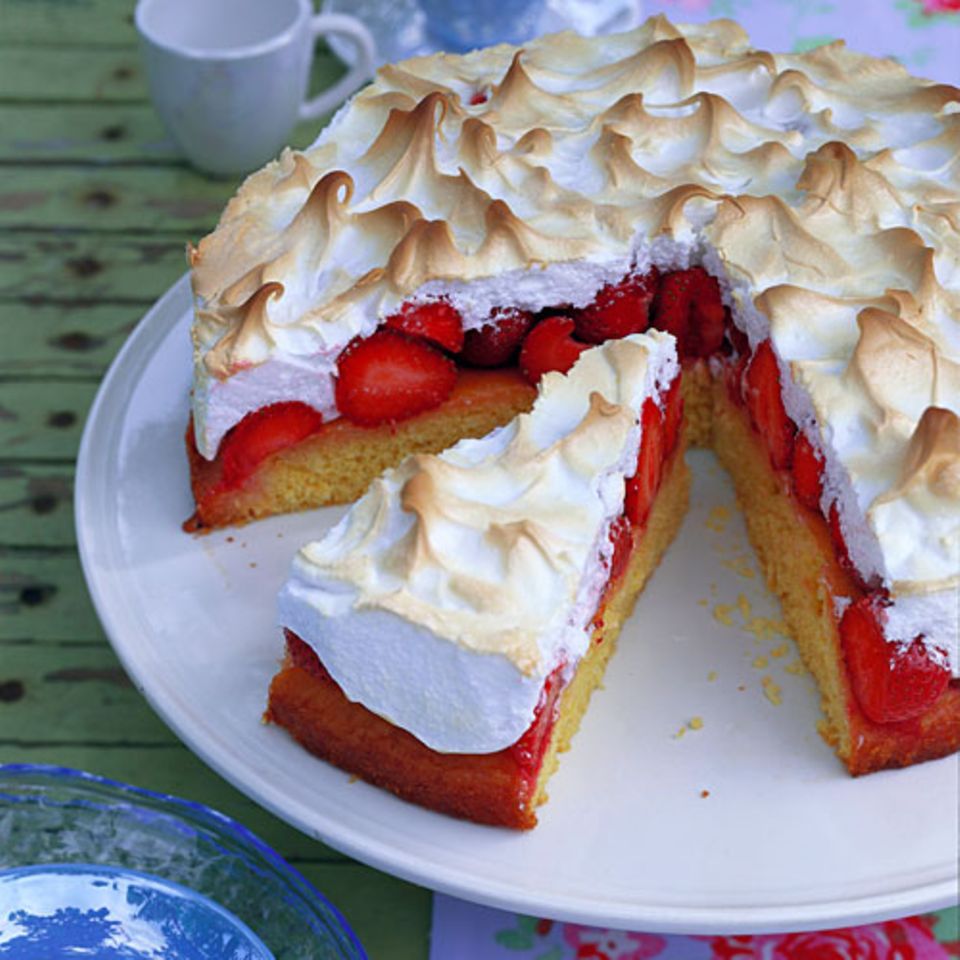 Einfach perfekt: Unter der Baiserhaube bleiben die Erdbeeren schön saftig. Der Boden des Kuchens ist mit Kokosflocken verfeinert. Zum Rezept: Erdbeer-Baiser-Torte