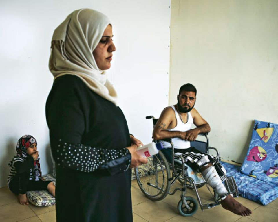 Fadi Bakr, 22, verlor sein Bein im Krieg. Auch Schwester Esra, 12, wurde am Bein verletzt, es ist gelähmt. Mutter Zahra weiß nicht mehr, wie sie ihre Wohnung bezahlen sollen. Der Besitzer will sie rauswerfen.