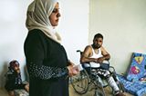Fadi Bakr, 22, verlor sein Bein im Krieg. Auch Schwester Esra, 12, wurde am Bein verletzt, es ist gelähmt. Mutter Zahra weiß nicht mehr, wie sie ihre Wohnung bezahlen sollen. Der Besitzer will sie rauswerfen.