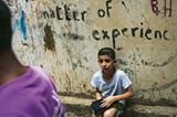 Jungs im palästinensischen Shatila-Camp im Libanon. Fotografin Meeri Koutaniemi, 25, war für ihre Reportage, die wir hier in Auszügen zeigen, im Mai 2013 in Flüchtlingslagern im Libanon und in Jordanien. Die Lage ist katastrophal: "Im Libanon eine Unterkunft oder gar Arbeit zu finden, ist schwierig, das Verhältnis zu den Einheimischen angespannt, die Leute haben genug von den Flüchtlingen", sagt Koutaniemi.