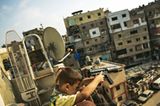 Ein syrischer Junge mit Spielzeuggewehr auf dem Balkon seiner Unterkunft in Beirut. Meeri Koutaniemi hat vor allem schockiert, wie die Langeweile die Kinder lähmt und körperlich krank macht. "Sie haben nichts zu tun, sie können nicht zur Schule gehen. Es braucht in diesen Lagern dringend internationale Hilfe."