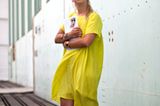 Dieses Gelb! Acol wählt für ihren Besuch der Bread & Butter ein lässiges Sommerkleid. Neongelb blitzt es auch an den passenden Sandalen. Gut gestylt!