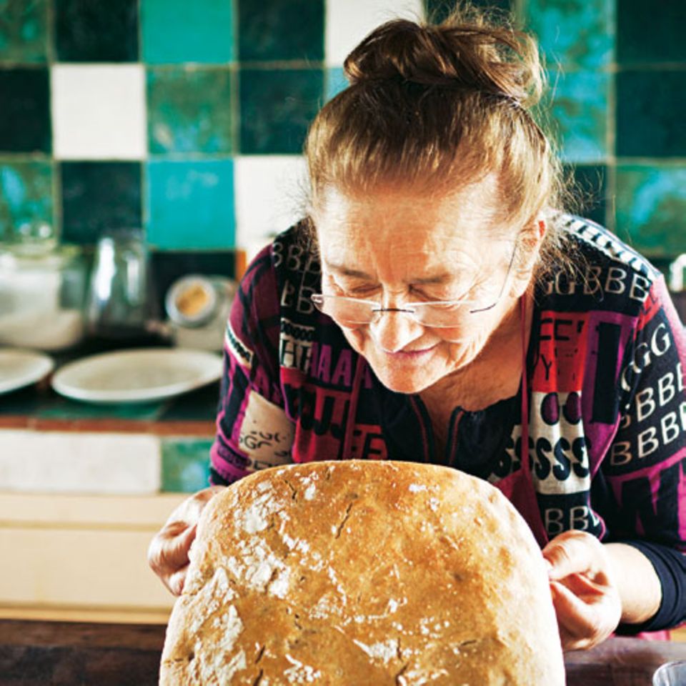 Estelia, Alessios Mutter, ist stolz auf ihr frisch gebackenes Brot.