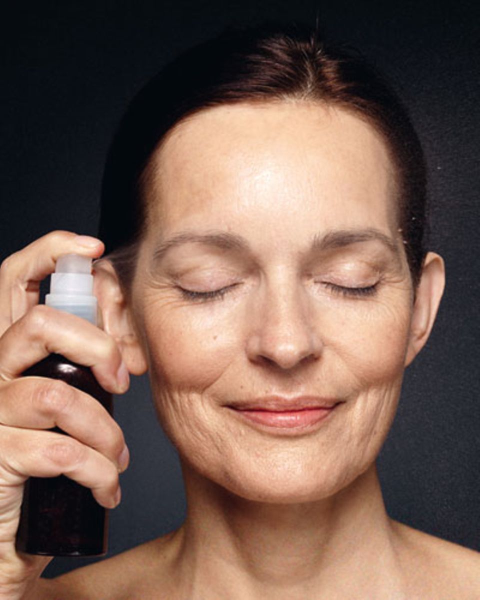 Das Gesicht mit Thermalwasser-Spray (z. B. Avène) erfrischen, das beruhigt die Haut. Dann Feuchtigkeitscreme (z. B. Diadermine) gut einmassieren und Foundation (z. B. Givenchy) auftragen.