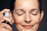 Das Gesicht mit Thermalwasser-Spray (z. B. Avène) erfrischen, das beruhigt die Haut. Dann Feuchtigkeitscreme (z. B. Diadermine) gut einmassieren und Foundation (z. B. Givenchy) auftragen.