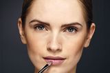 Ein cremig-mattes Altrosa (z. B. Origins) auf den Lippen bringt Frische und gleichzeitig Seriosität in Ihr Make-up ? Lipgloss würde zu sportlich wirken.
