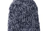 Die Blau-graue Mütze ist in zwei bis drei Stunden fertig, weil sie mit doppeltem Alpakafaden gestrickt wird. 