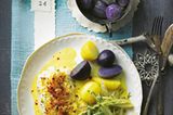 Safran-Fenchel-Kabeljau: ein festlich-elegantes Dreamteam! Für Farbe sorgen blaue Kartoffeln und rosa Pfefferbeeren. Zum Rezept: Kabeljau mit Mandelkruste und Safransoße