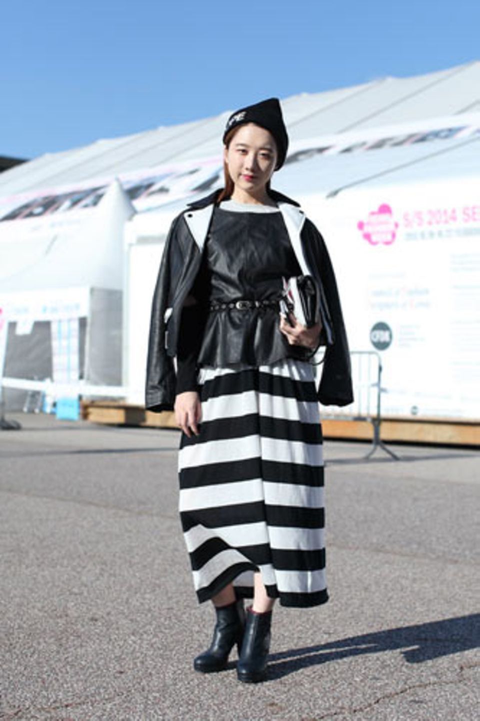 Auch Kim Mina setzt auf Schwarz und Weiß, allerdings in der etwas auffälligeren Variante. Das Maxikleid mit Blockstreifen ist von Cheap Monday, das Ledertop von H&M.