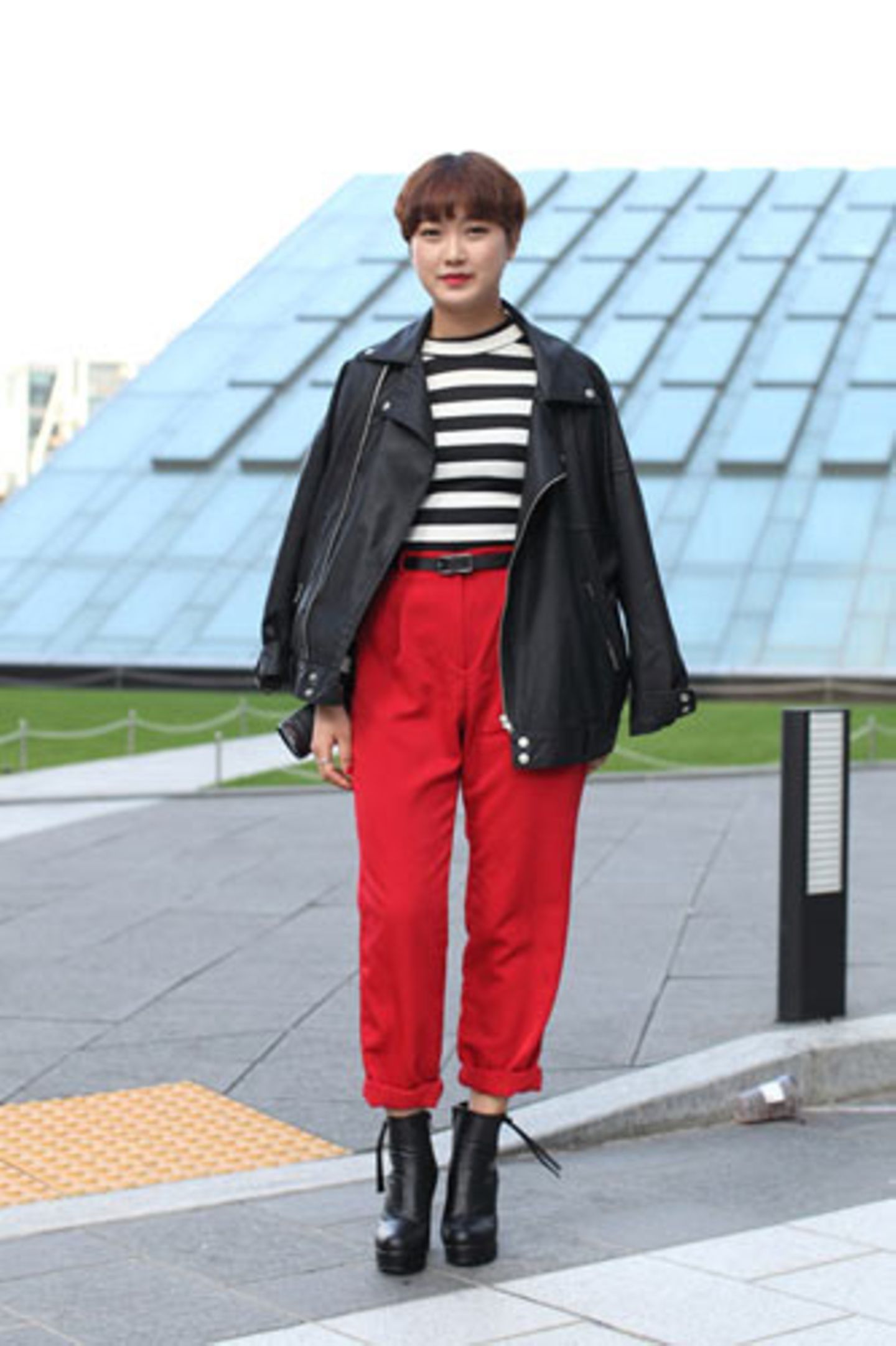 Von der schwarzen Bikerjacke übers Streifenshirt bis zur roten Boyfriend-Hose und den schwarzen Stiefeletten - bei Jung Hea Yeon ist alles Vintage.