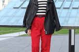 Von der schwarzen Bikerjacke übers Streifenshirt bis zur roten Boyfriend-Hose und den schwarzen Stiefeletten - bei Jung Hea Yeon ist alles Vintage.