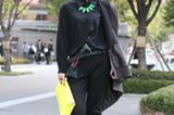 Das Outfit von Kim Chae Woon lässt uns an eine moderne Version von Boy George denken - vermutlich liegt's am coolen Hut. Was wir uns merken: Neon-Accessoires gehen immer. Und ein Seidentuch als Gürtel ist auch eine gute Idee.