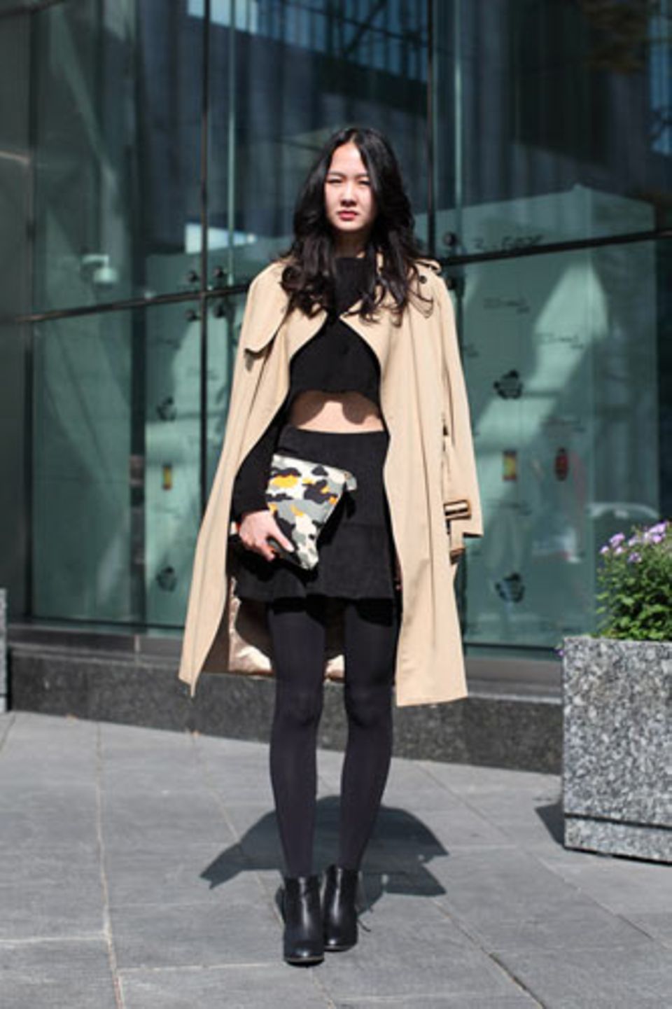 Auch Minette Kim trägt bauchfrei. Damit es um die Taille nicht zu kühl wird, hat sie sich in bester Blogger-Manier einen lässigen Mantel um die Schultern gelegt.