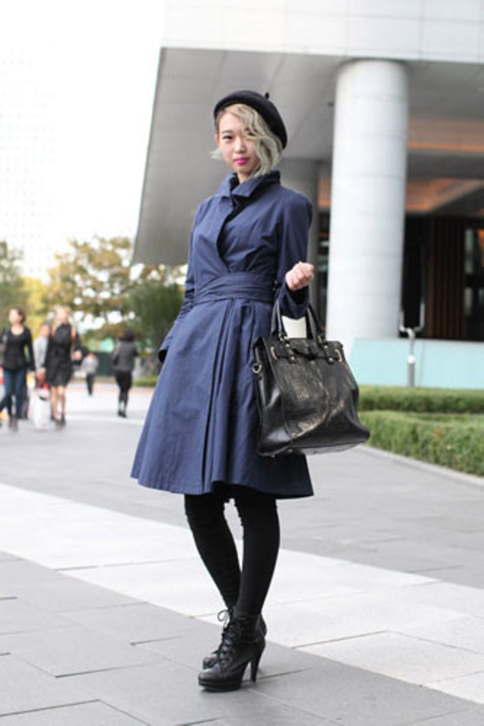 Die Kombination aus ausgestelltem Trench und Baskenmütze würde sich auch in Paris gut machen, Kim Seo Young trägt sie stilbewusst in Seoul. Der Mantel ist von Parsons, die Mütze secondhand.