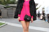 Was eine Kate Moss kann, kann Kim Da Hee schon lange: Zum superkurzen Minikleid eine flauschige Felljacke und Boots kombinieren und so den perfekten Model-nach-Feierabend-Look kreieren. Kleid und Jacke sind von koreanischen Labels.