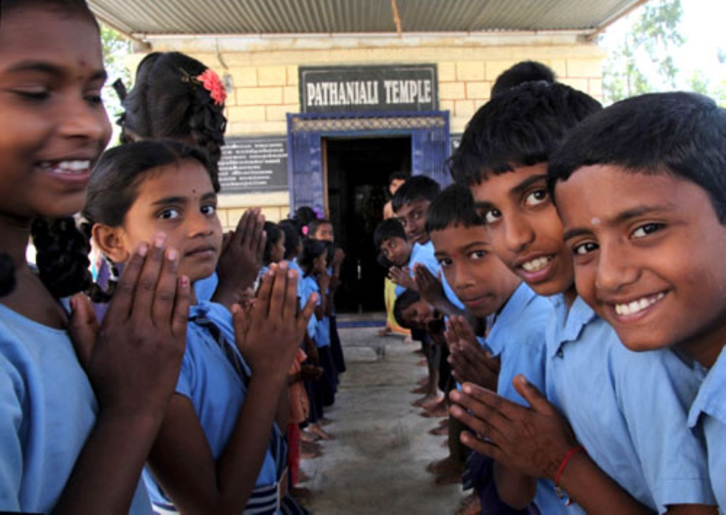 Vor dem Unterricht versammeln sich die Schüler der Grundschule im Tempel zum Gebet.