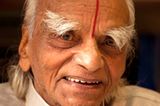 B.K.S. Iyengar ist der bedeutendste Lehrer des modernen Yoga. Er hat die indische Lehre auch im Westen populär gemacht. Seine Schüler nennen ihn liebevoll "Guruji".