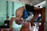 Die Übung, die Yogameister Iyengar hier zeigt, gehört zu einer Folge, die Alterserscheinungen vorbeugen soll.
