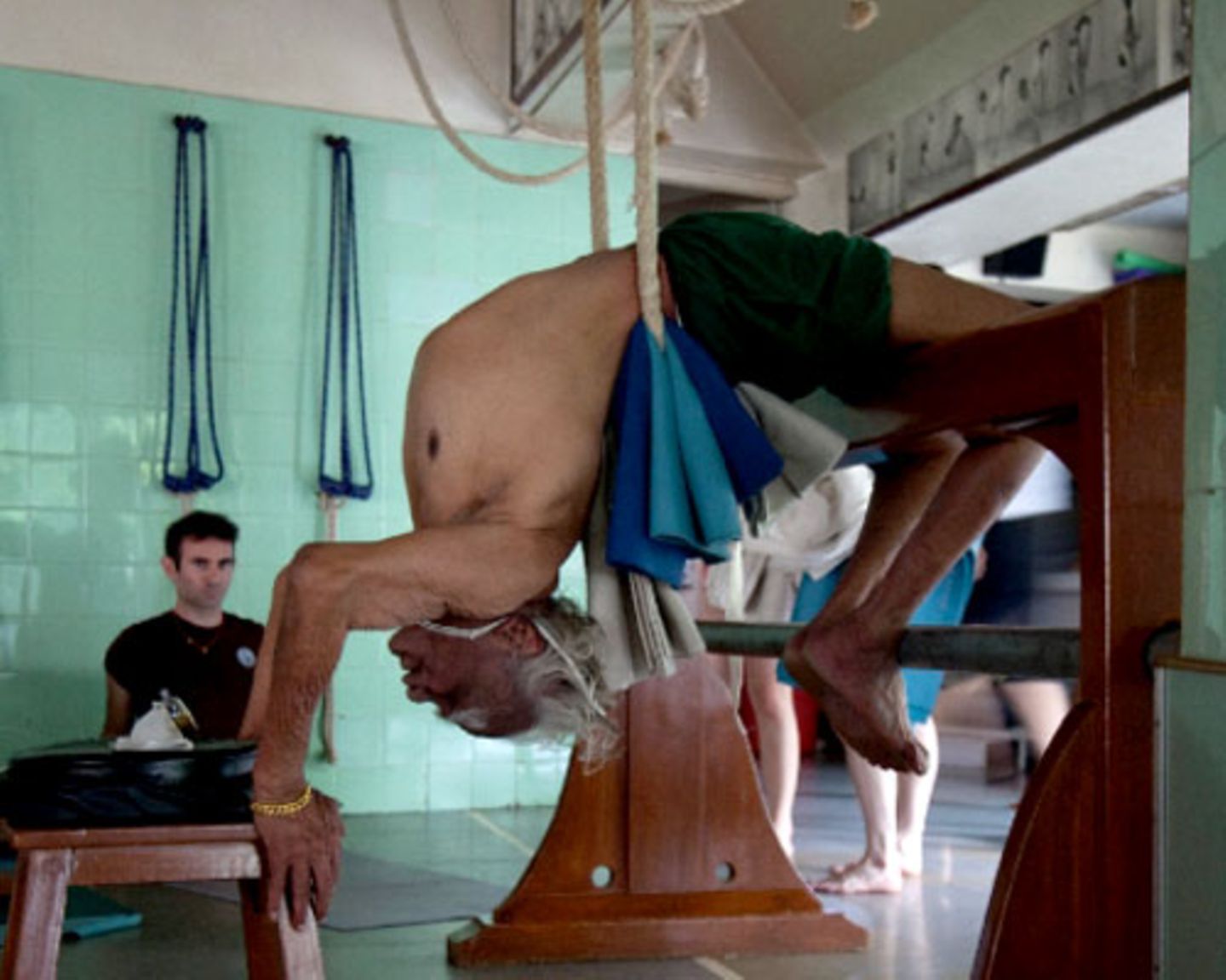 Die Übung, die Yogameister Iyengar hier zeigt, gehört zu einer Folge, die Alterserscheinungen vorbeugen soll.