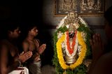 Tagetesblüten und Tulsi, heiliges Basilikum, schmücken die Statue von Patanjali. Der indische Gelehrte aus dem fünften Jahrhundert gilt als Autor des Yoga-Standardwerkes, des Yogasutra. Iyengar hat ihm in Bellur einen eigenen Tempel bauen lassen.