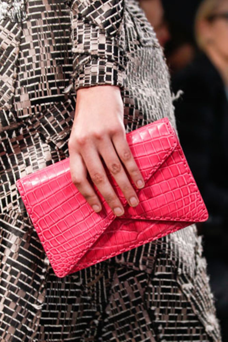 Die Farbwahl vieler Designer: bunt! Gesehen bei Chanel (in leuchtendem Gelb) und hier in starkem Pink bei Bottega Veneta.