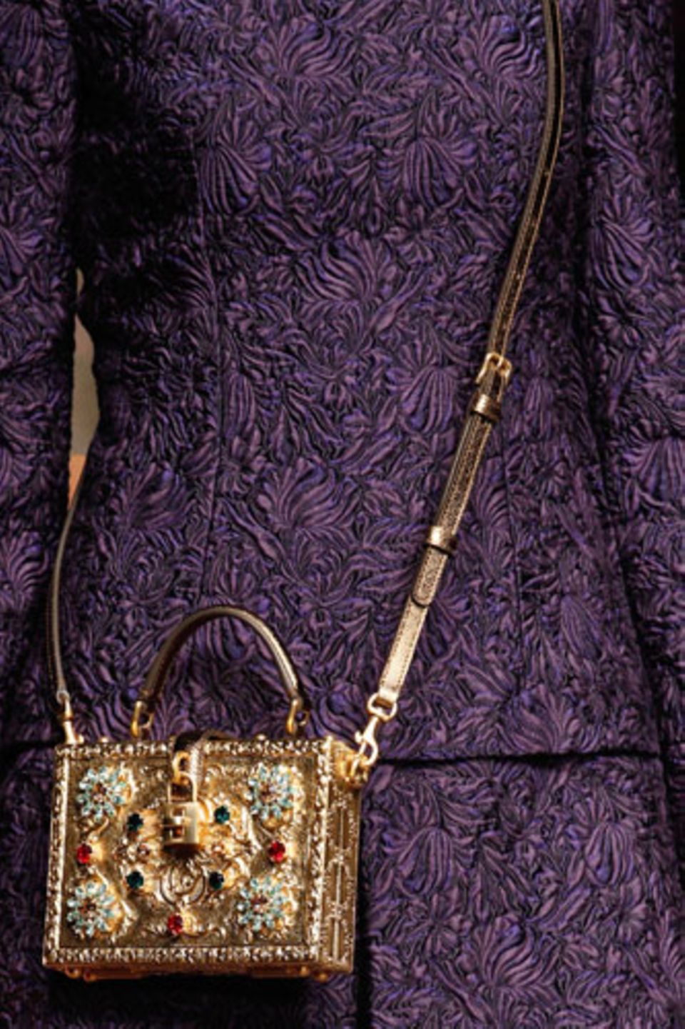 Ebenfalls bei Dolce & Gabbana: kastenförmige Schmucktaschen zum Umhängen. Solche Stücke lassen auch schlichte Outfits strahlen.