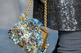 Den meisten Prunk führten Dolce & Gabbana über den Laufsteg. Die kleinen Taschen waren mit unzähligen Schmucksteinen verziert.