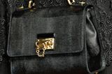 Chiaro! Die Italiener setzen auf Luxus aus schwarzem Leder und goldenen Details. Diese Henkeltasche zeigte Dolce & Gabbana auf dem Laufsteg.
