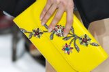 Dior präsentierte aufwändig verzierte Clutch-Bags in Leuchtfarben.