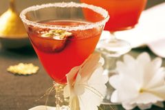Passion Fruit Wodka und Grenadine-Sirup sorgen in diesem Aperitif für die leuchtende Farbe und den fruchtigen Geschmack. Für eiskalten Genuss die Gläser mit Zuckerrand 15 Minuten in den Tiefkühler stellen. Zum Rezept: Passion-Cocktail Passion Fruit Wodka und Grenadine-Sirup sorgen in diesem Aperitif für die leuchtende Farbe und den fruchtigen Geschmack. Für eiskalten Genuss die Gläser mit Zuckerrand 15 Minuten in den Tiefkühler stellen. Zum Rezept: Passion-Cocktail
