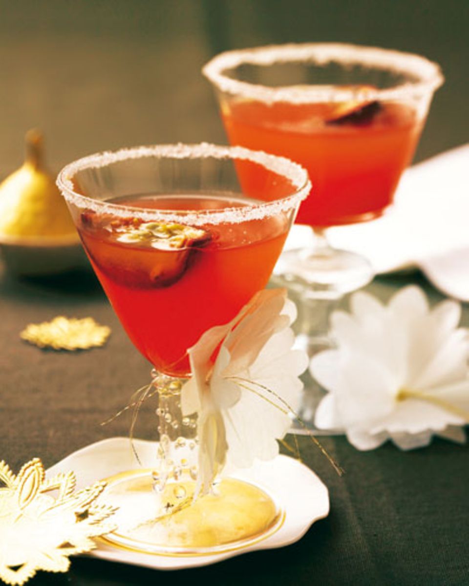 Passion Fruit Wodka und Grenadine-Sirup sorgen in diesem Aperitif für die leuchtende Farbe und den fruchtigen Geschmack. Für eiskalten Genuss die Gläser mit Zuckerrand 15 Minuten in den Tiefkühler stellen. Zum Rezept: Passion-Cocktail