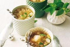 Wir interpretieren Whisky on the Rocks völig neu: Das Crushed Ice ist aus Ginger Ale gemacht und verleiht dem Drink eine subtile Ingwer-Note, wenn es langsam taut. Zum Rezept: Mint-Ingwer-Julep Wir interpretieren Whisky on the Rocks völig neu: Das Crushed Ice ist aus Ginger Ale gemacht und verleiht dem Drink eine subtile Ingwer-Note, wenn es langsam taut. Zum Rezept: Mint-Ingwer-Julep