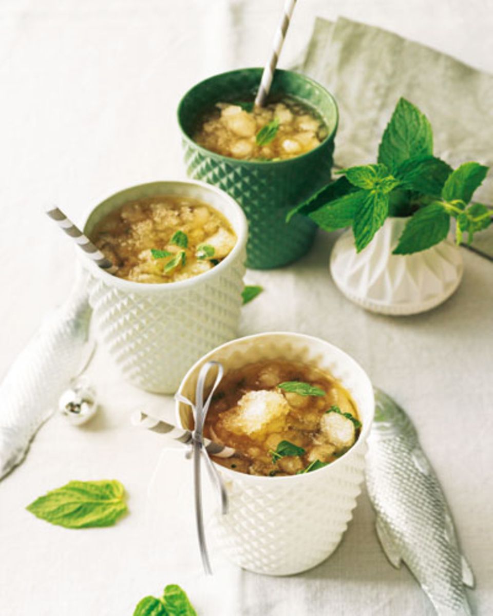 Wir interpretieren Whisky on the Rocks völig neu: Das Crushed Ice ist aus Ginger Ale gemacht und verleiht dem Drink eine subtile Ingwer-Note, wenn es langsam taut. Zum Rezept: Mint-Ingwer-Julep Wir interpretieren Whisky on the Rocks völig neu: Das Crushed Ice ist aus Ginger Ale gemacht und verleiht dem Drink eine subtile Ingwer-Note, wenn es langsam taut. Zum Rezept: Mint-Ingwer-Julep