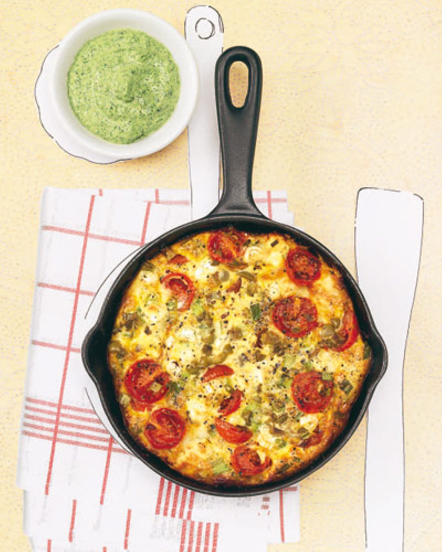 Tomaten, Lauchzwiebeln, Ei, Oliven und Ziegenkäse - das schmeckt gleich heiß aus der Pfanne! Die grüne Soße ist auch super zu Pasta und zu Pellkartoffeln. Zum Rezept: Tortilla mit Grüner Soße