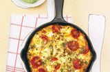 Tomaten, Lauchzwiebeln, Ei, Oliven und Ziegenkäse - das schmeckt gleich heiß aus der Pfanne! Die grüne Soße ist auch super zu Pasta und zu Pellkartoffeln. Zum Rezept: Tortilla mit Grüner Soße