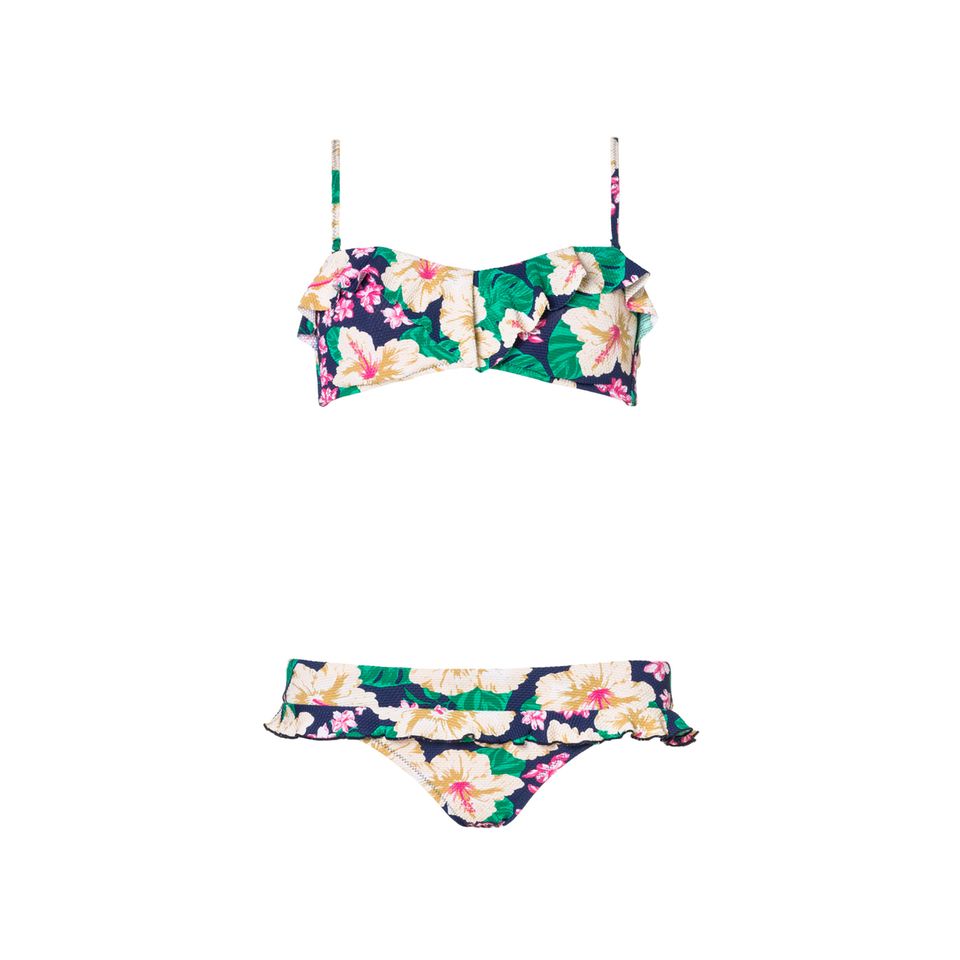 Lässt kleine Brüste ebenfalls größer aussehen: Bikini mit Rüschen und auffälligem Muster von Benetton, Oberteil um 30 Euro, Hose um 20 Euro.