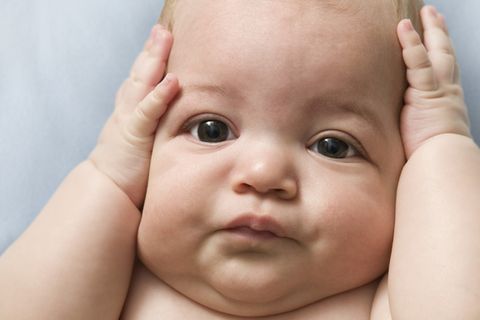 Ungewöhnliche Namen: Baby schlägt die Hände überm Kopf zusammen