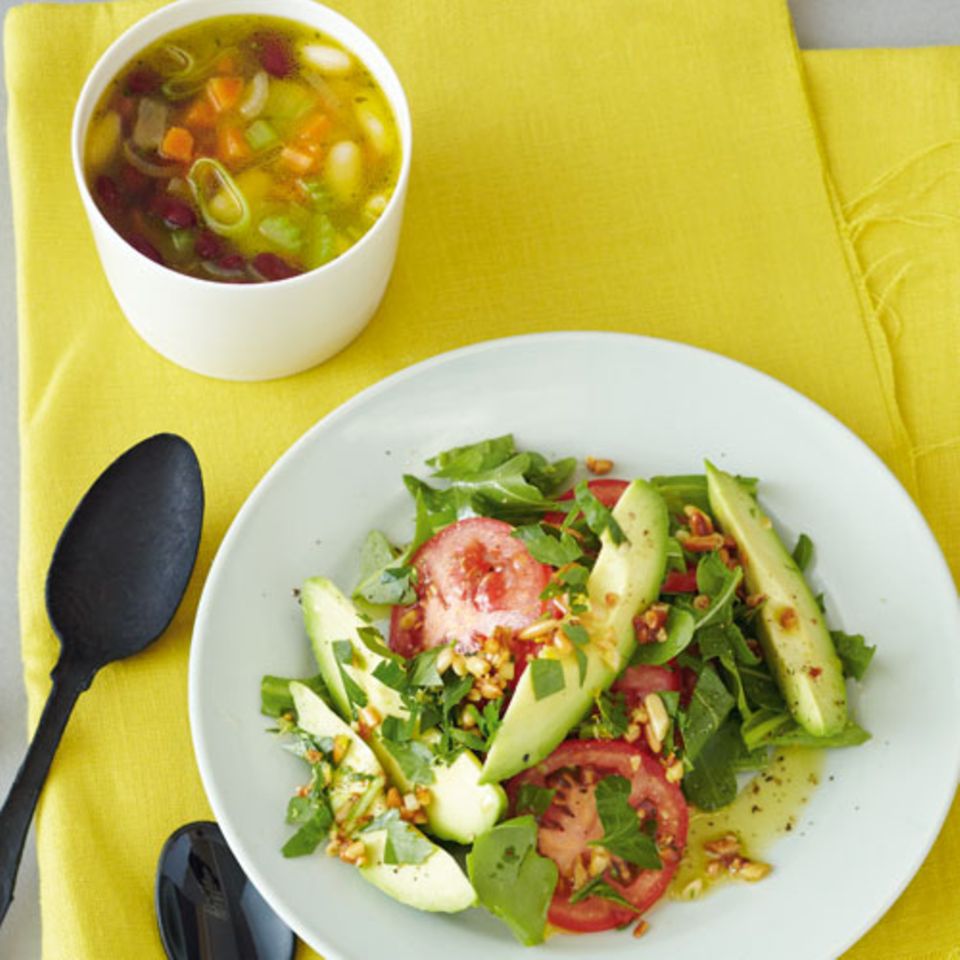 Bohnen-Chili & Avocado-Tomaten-Salat auf Rauke