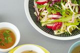 Wurstsalat mit Radieschen und Blattsalaten & Kohlrabi-Vanille-Essenz
