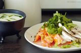 Asia-Vichyssoise & warmer Möhren-Hähnchen-Salat