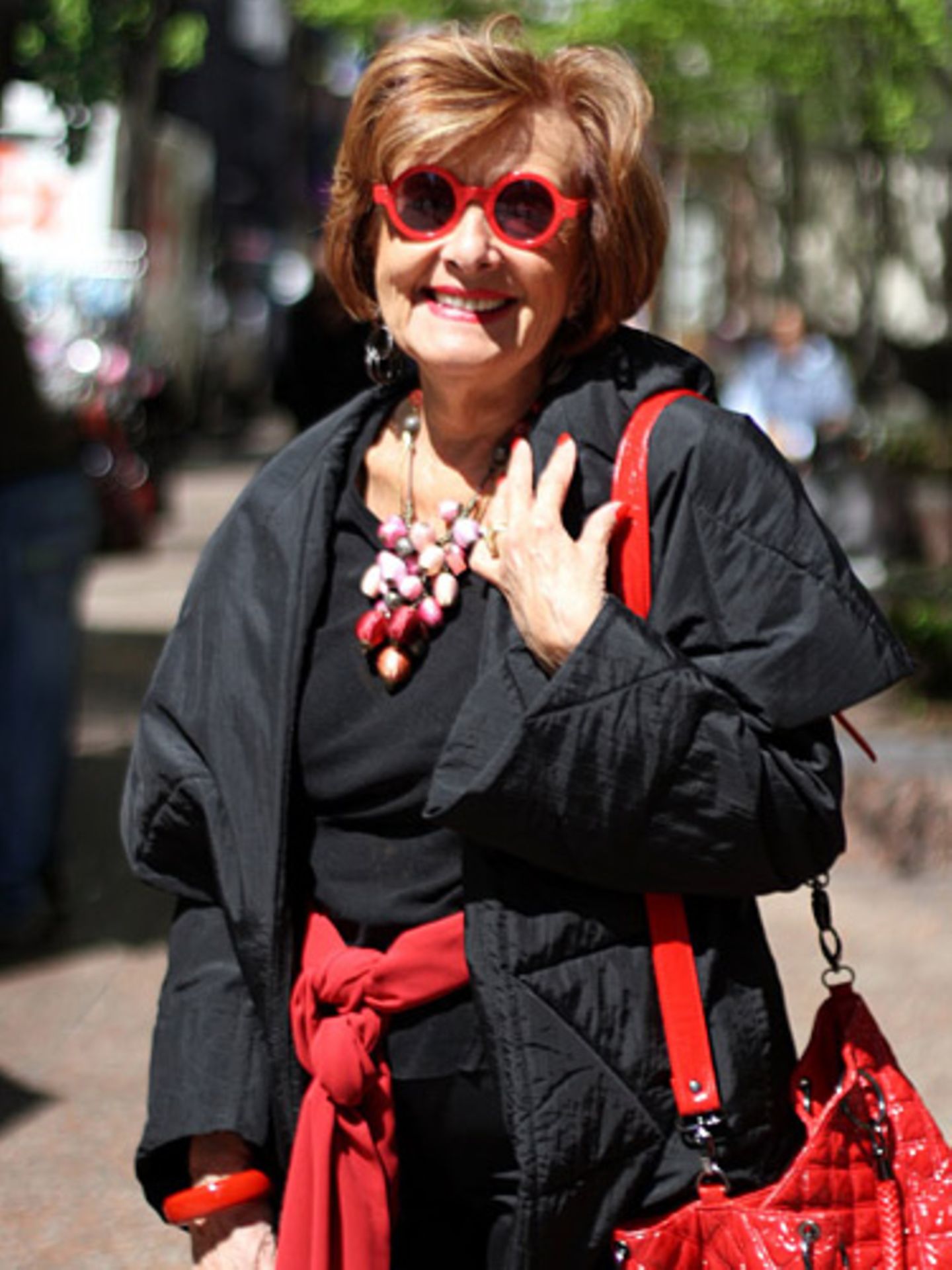 Alles an Hilda Longinotti scheint zu strahlen: Ihr Lächeln, die wundervolle rote Sonnenbrille, die knallige Tasche. Sie war Designerin beim US-amerikanischen Möbelhersteller Herman Miller. In den Siebziger Jahren posierte Sie auch für Reklamefotos Ihrer Möbel.