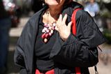 Alles an Hilda Longinotti scheint zu strahlen: Ihr Lächeln, die wundervolle rote Sonnenbrille, die knallige Tasche. Sie war Designerin beim US-amerikanischen Möbelhersteller Herman Miller. In den Siebziger Jahren posierte Sie auch für Reklamefotos Ihrer Möbel.