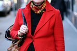 Rot setzt Akzente: Auf der Madison Avenue fiel diese Dame in ihrem schicken roten Blazer auf, den sie gekonnt mit schwarzem Hut, Sonnenbrille und schwarz-rot-goldenem Tuch kombiniert.