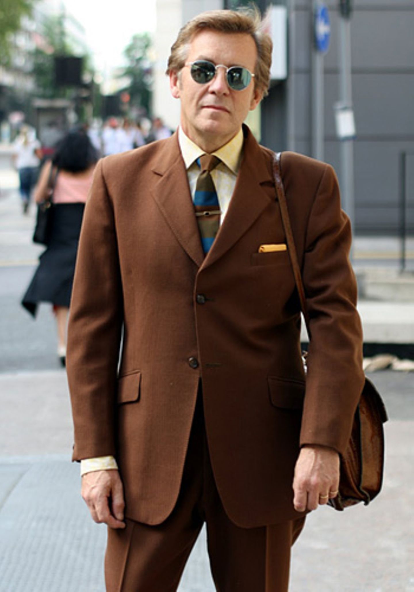 Anzug, Hemd, Krawatte, Tasche - bei diesem lässigen Londoner ist wirklich alles Vintage. Mit seinem Outfit könnte er auch direkt in die 70er-Jahre-Serie "Die Straßen von San Francisco" einsteigen - zu dumm, dass die nicht mehr gedreht wird.
