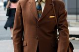 Anzug, Hemd, Krawatte, Tasche - bei diesem lässigen Londoner ist wirklich alles Vintage. Mit seinem Outfit könnte er auch direkt in die 70er-Jahre-Serie "Die Straßen von San Francisco" einsteigen - zu dumm, dass die nicht mehr gedreht wird.
