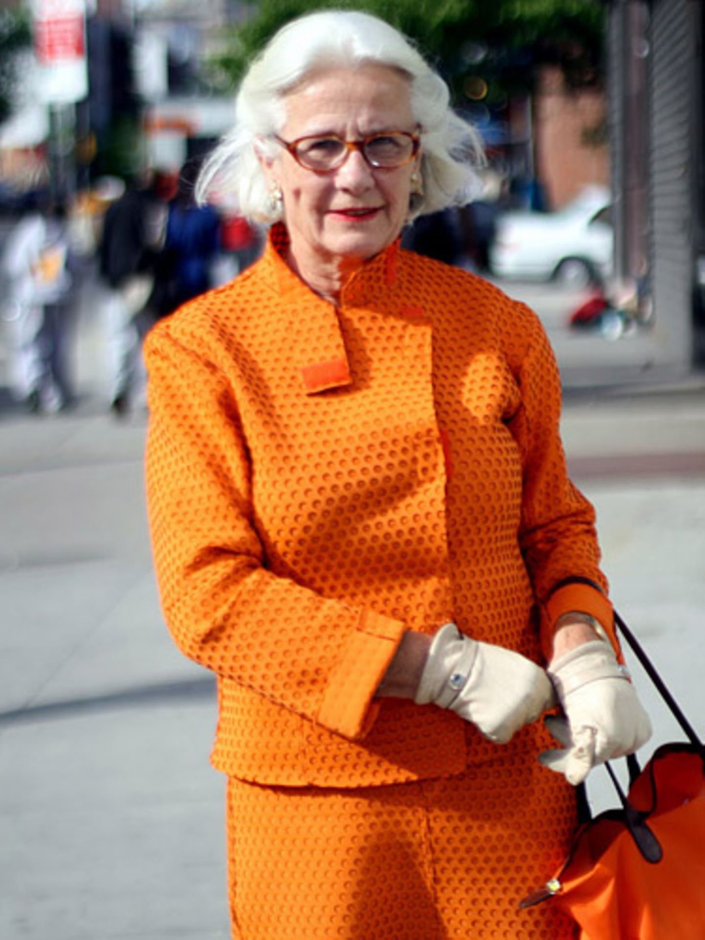 Ein echter Hingucker: Die Madame aus St. Tropez war zu Besuch in New York und trug ein orangefarbenes Neopren-Kostüm der französischen Designerin Elizabeth de Senneville.