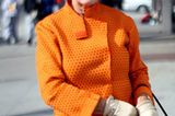Ein echter Hingucker: Die Madame aus St. Tropez war zu Besuch in New York und trug ein orangefarbenes Neopren-Kostüm der französischen Designerin Elizabeth de Senneville.