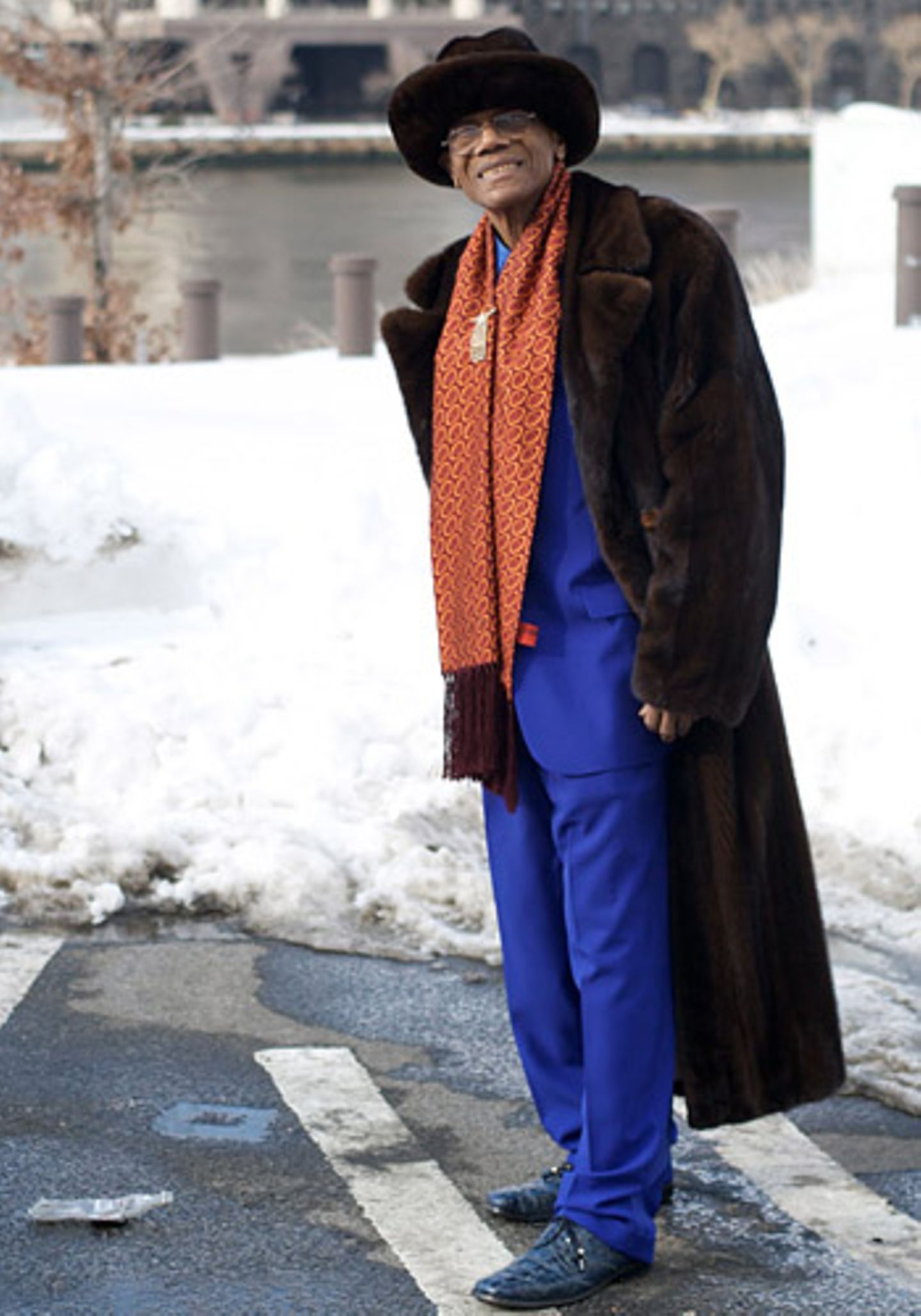 Ein Dandy macht blau: Anzug, Hemd, Schuhe und selbstverständlich auch die Socken stimmt dieser Mode-Fan aus New York perfekt aufeinander ab - und das jeden Tag aufs Neue. Die jungen Männer, erzählte er Ari Seth Cohen, legten darauf ja leider keinen Wert mehr. Zum kobaltblauen Anzug trägt er einen Pelz-Hut mit passendem Mantel.
